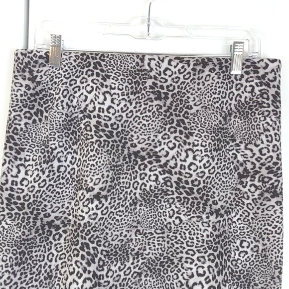 Vince Womens Animal Print Skirt w/ exposed back Zipper Leopard Edgy Sz.Medium - Picture 2 of 7